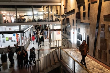 AFFAIR ofrece obras seleccionadas a menos de 600 dólares; arteba tiene un catálogo de obras desde 3000 y BAdA ofrece diez piezas de cada artista a 150.000 pesos