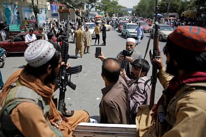 Talibanes en las calles de Kabul, tras la toma del poder en Afganistán (AP Photo/Rahmat Gul)