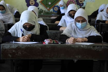 Un grupo de chicas continuaron yendo a la escuela los días siguientes a la toma de Kabul por parte de los talibanes