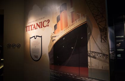 Afiche de época que invita a un tour por el barco antes de su viaje inaugural.