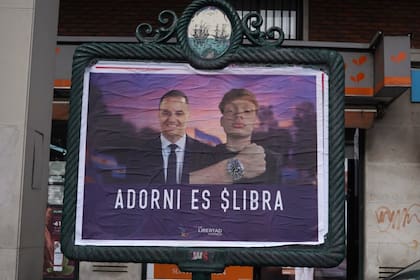 Afiche en contra del vocero presidencial, Manuel Adorni