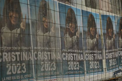Afiches a favor de Cristina, pegados frente a la sede del PJ, en la calle Matheu de la Capital Federal