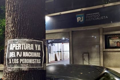 Afiches con reclamos de recambio en la sede del PJ nacional, fuerza que lidera Cristina Kirchner
