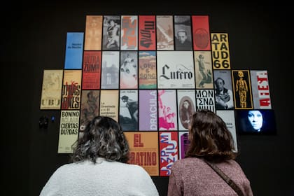 Afiches creados en el Departamento de Diseño del Di Tella, exhibidos en la muestra "Esto es teatro", en el Moderno