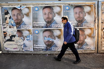 Afiches de campaña en Lomas de Zamora
