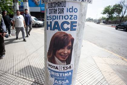 Afiches de Cristina Kirchner en la localidad de González Catan, partido de La Matanza, uno de los bastiones del PJ