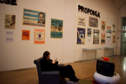Afiches de la campaña electoral de 1983 en una muestra organizada por el Departamento de Estudios Históricos y Sociales de la Universidad Di Tella