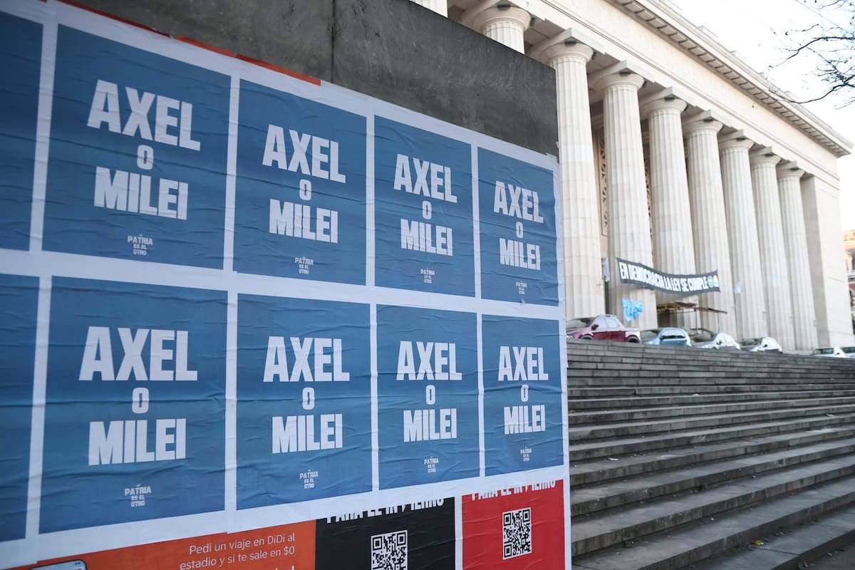 Afiches en CABA y La Plata "Es Axel o Milei"
