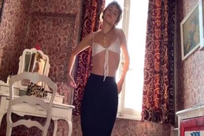 Aficionada a los bailes experimentales, Calu Rivero mostró su rutina al despertar.