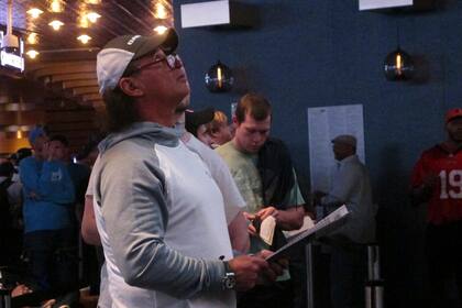 Aficionado se prepara para presentar una apuesta en el Ocean Casino Resort en Atlantic City, Nueva Jerset el 9 de septiembre del 2018. (AP Foto/Wayne Parry)