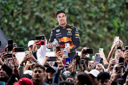 Aficionados al piloto mexicano de Red Bull Sergio Pérez durante un evento de un patrocinador antes del Gran Premio de México el miércoles 23 de octubre del 2024. (AP Foto/Moises Castillo)