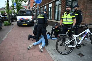 Aficionados chocan con la policía en La Haya tras triunfo de Marruecos sobre Holanda en el Mundial