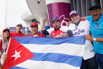 Aficionados cubanos entran en el estadio LoanDepot para un partido de semifinales del Clásico Mundial de Béisbol entre Cuba y Estados Unidos, en el cual la isla resultó derrotada