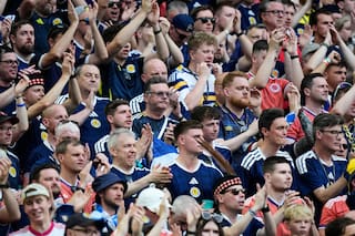 Aficionados de Escocia desafían el calor y la humedad para apoyar a su equipo ante Brasil