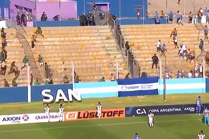 Aficionados de Godoy Cruz de Mendoza y San Martín de San Juan se lanzaron butacas de plástico mientras se desarrollaba el "Clásico de Cuyo"