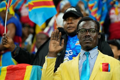 Aficionados de la República Democrática del Congo animan antes del partido de fútbol del grupo D de