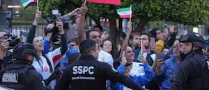 Irán llegó a Los Ángeles, en medio de la expectativa por la paz, pero bajo protestas de exiliados y amenazas antes del debut