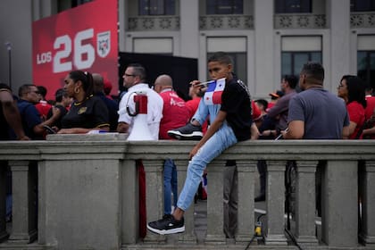 Aficionados de la selección panameña de fútbol esperan el anuncio de los jugadores seleccionados para participar en el Mundial, en Ciudad de Panamá