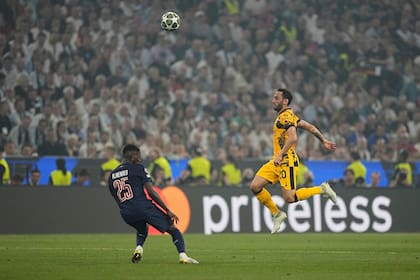 Aficionados de PSG exhiben pancarta pidiendo fin del 'genocidio' en Gaza durante final de Champions