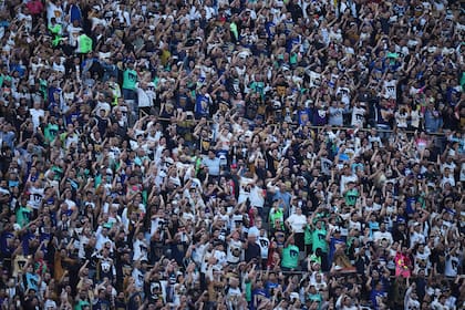 Aficionados de Pumas alientan a su equipo durante el partido de vuelta de las semifinales de México ante Pachuca, el domingo 17 de mayo de 2026 (AP Foto/Eduardo Verdugo)