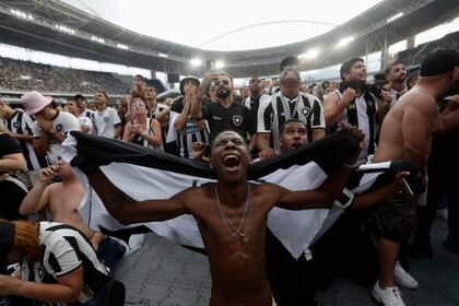 Aficionados del Botafogo celebra el penal que le otorgaron a su equipo en la final de la Copa Libertadores ante el Atletico Mineiro el sábado 30 de noviembre del 2024. (AP Foto/Bruna Prado)