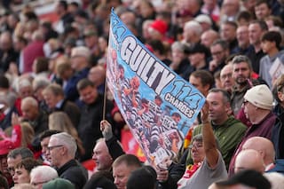 El autobús del Man City evita a los hostiles aficionados del Liverpool antes de enfrentamiento