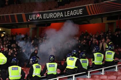 Aficionados del PSV causan destrozos en las tribunas al final del encuentro por la Liga Europa ante el Arsenal, en el Estadio Emirates de Londres, el jueves 20 de octubre de 2022. (AP Foto/Ian Walton)