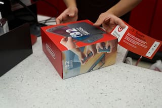 Aficionados hacen largas filas para recibir nuevo Nintendo Switch 2