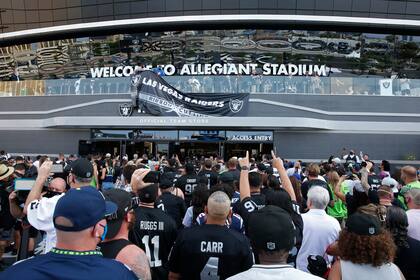 Aficionados ingresan al estadio Allegiant previo al partido de pretemporada entre los Raiders de Las Vegas y los Seahawks de Seattle, el sábado 14 de agosto de 2021, en Las Vegas. (AP Foto/Steve Marcus)