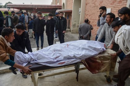 Afiliado a Estado Islámico reivindica atentado suicida con 31 muertos en mezquita chií en Pakistán