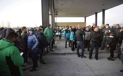 Afiliados a Camioneros bloquearon en la última semana la salida de vehículos en el depósito de la firma Ocasa, en Sarandí, que trabaja para Mercado Libre