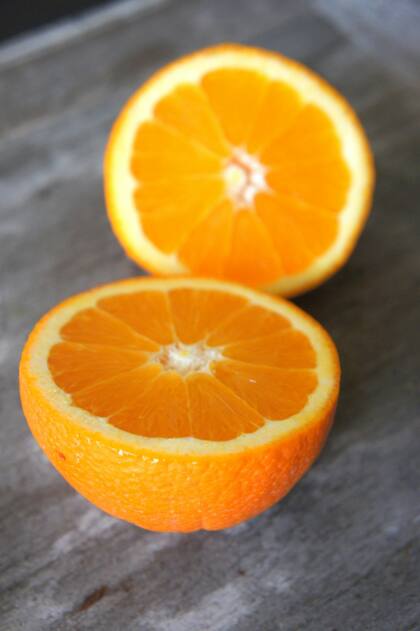Afortunadamente, la vitamina C se encuentra en muchas frutas y verduras diferentes, especialmente en los cítricos.