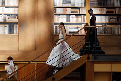 Escaleras geométricas, como puentes entre los anaqueles de la biblioteca, hicieron las veces de pasarela.