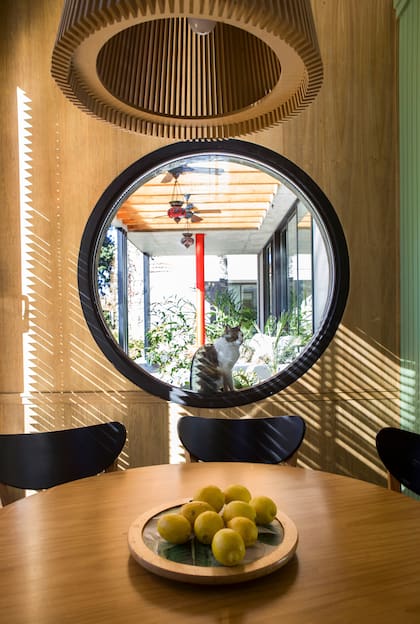 Afuera, la galería, enmarcada por la ventana circular.