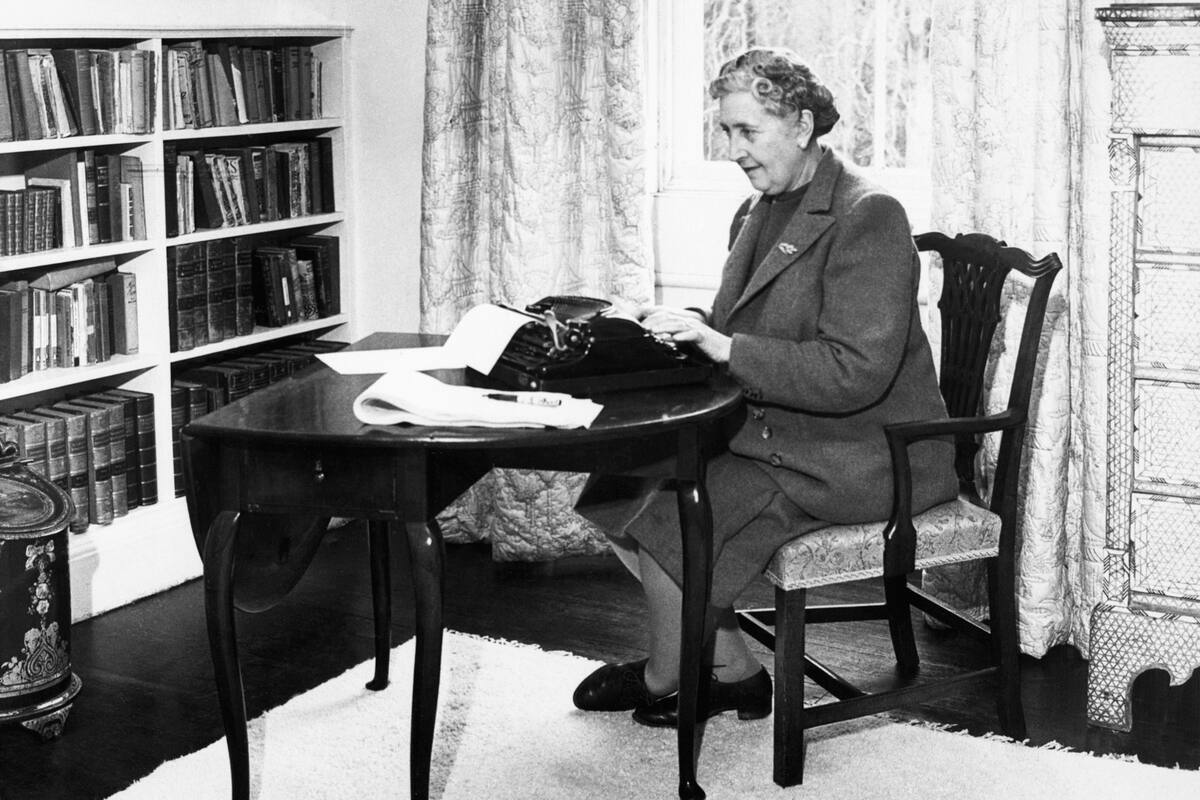 Agatha Christie en su casa en Devonshire, Inglaterra, en 1946