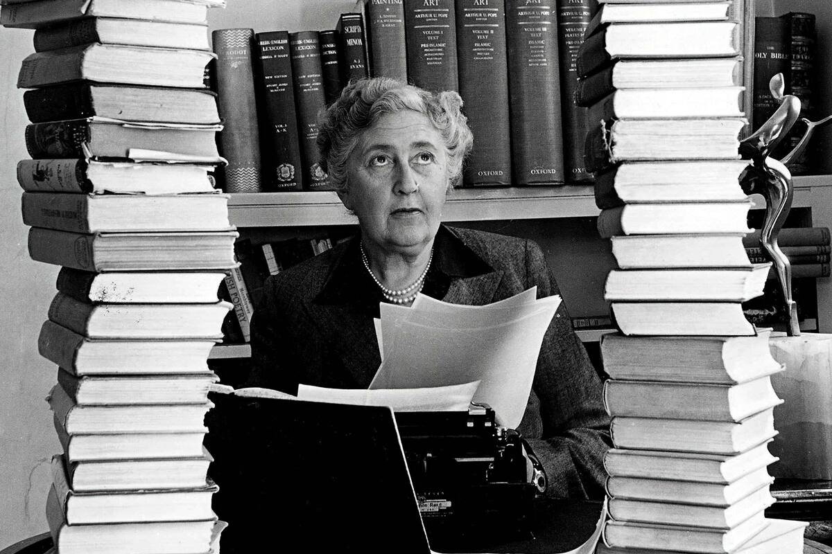Agatha Christie, rodeada por los libros que fueron su vida