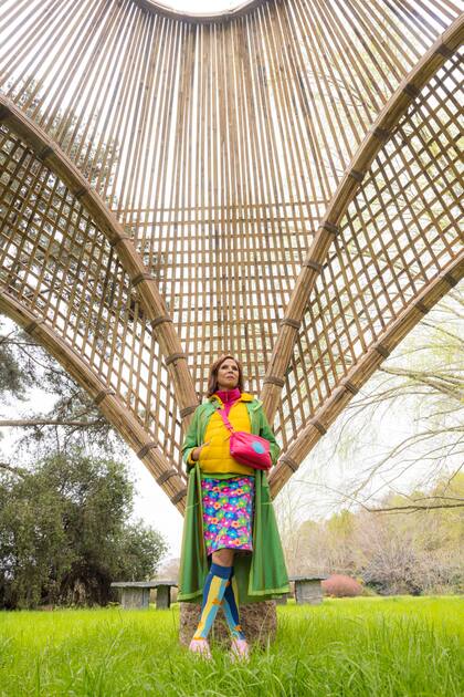 Ágatha, posando delante de Portal de Bambú, una obra creada por el arquitecto colombiano Jaime Peña.