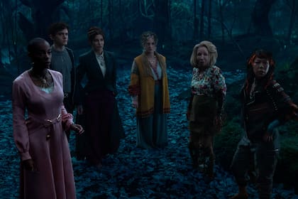 Agatha y el resto de las brujas congregadas en un aquelarre en el comienzo de Agatha: en todas partes