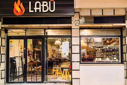 Además de grupos de investigación y talleres (todos los días y a todas horas para responder a la altísima demanda), el espacio se alquila como coworking para ceramistas profesionales.