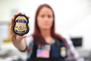 Agente del ICE enseña su placa