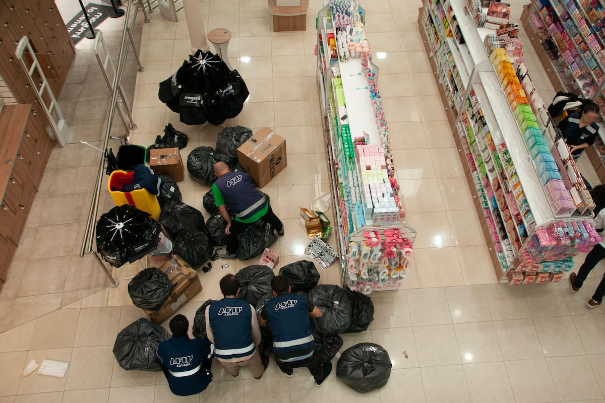 Agentes aduaneros se llevaron de un local de la peatonal Florida más de 17.000 productos que no tenían aval legal de importación y, además, podrían ser falsos