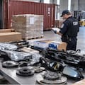 Se hicieron pasar por otra persona, pero la CBP les incautó repuestos de autos comprados en China