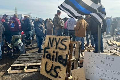 Agentes de correccionales y partidarios se manifiestan fuera de la Instalación Correccional Coxsackie, el lunes 24 de febrero de 2025, en Coxsackie, Nueva York