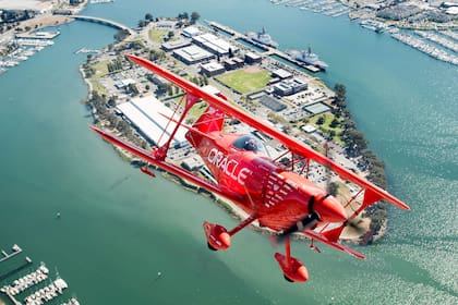 Agentes de inmigración enfrentan protestas en la isla de la Guardia Costera en San Francisco