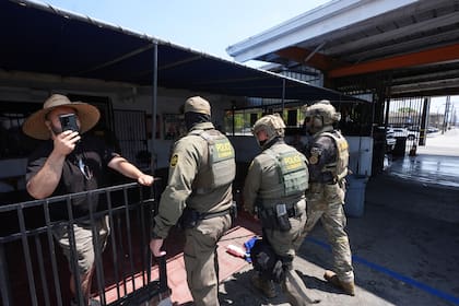 Agentes de inmigración realizan una operación en un lavado de autos, el 15 de agosto de 2025, en Montebello, California
