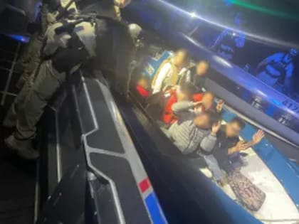 Agentes de Interdicción Marítima de Miami detienen una embarcación de la costa de Florida con individuos a bordo que intentan ingresar ilegalmente a los Estados Unidos
