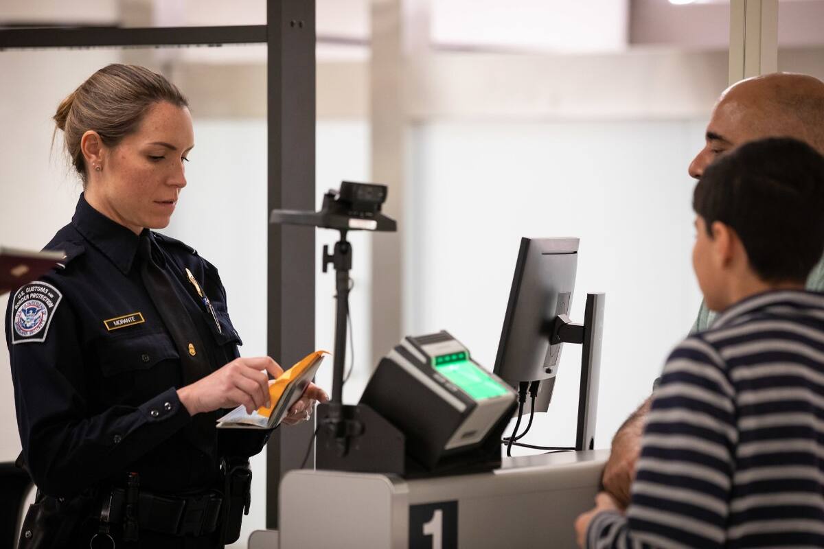 Agentes de la CBP en un control de aduanas (imagen referencial)