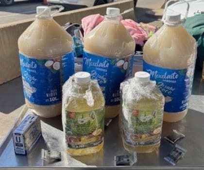 Agentes de la CBP incautaron contenedores cargados de metanfetamina líquida en el puerto de entrada de Eagle Pass