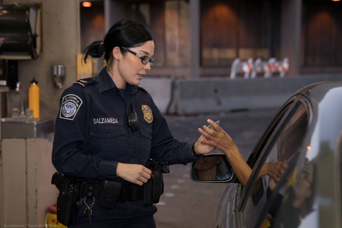 Agentes de la CBP incautaron un camión con un cargamento de rosas con metanfetamina