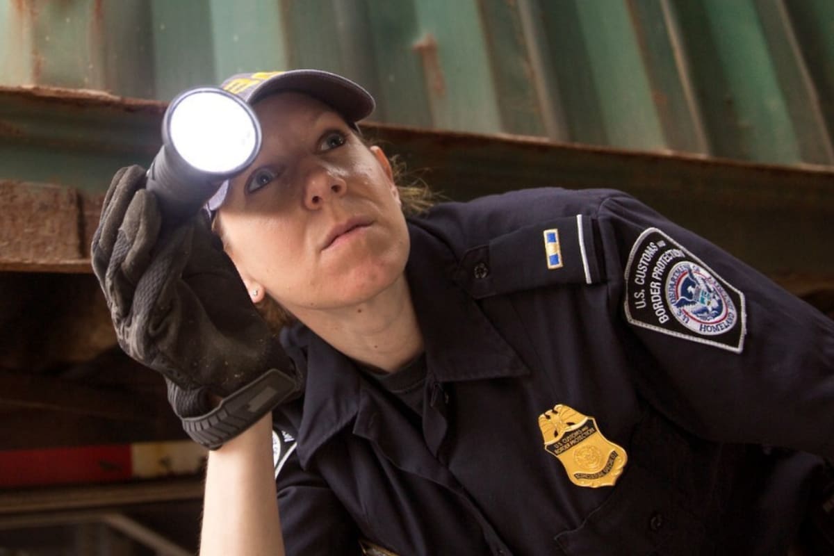 Agentes de la CBP van a supervisar el reingreso de los migrantes a EE.UU.